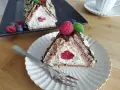 Kawałek pysznego tortu w kształcie chatki baby jagi, udekorowany owocami i czekoladą.