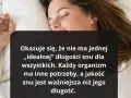 Kobieta śpi, choć tekst sugeruje, że walka z **insomnią** jest złożona, bo liczy się jakość snu, nie tylko jego długość.