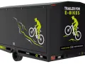 Czarna rowerowa przyczepa kempingowa z grafiką rowerzysty na górskim szlaku. Napis "TRAILER FOR E-BIKES" i "CHARGE & RIDE x8 E-BIKES ON BOARD".