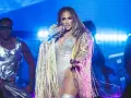 Jennifer Lopez w błyszczącym stroju na scenie, jakby występowała w Polsce.