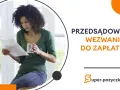 Zmartwiona kobieta czyta wezwanie do zapłaty. To może być początek windykacji smart pożyczki.