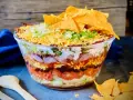 Schicht für Schicht ein Genuss: Dieser bunte Taco Salat in einer Glasschüssel ist ein Fest für die Augen und den Gaumen.