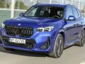 Niebieskie BMW X1 w ruchu. Sprawdź aktualną bmw x1 cena i dostępne konfiguracje.