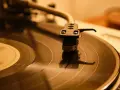 Plattenspieler mit Nadel auf Vinyl. Der Sound von Rock n Roll Rock erwacht zum Leben.