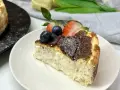 Pyszny sernik keto przepis na talerzyku, udekorowany borówkami i truskawkami. Idealny deser bez wyrzutów sumienia.