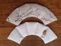 Tuto bouillotte sèche cervicale : deux coussins en tissu, l'un décoré de fleurs de cerisier, l'autre prêt à être rempli de grains.