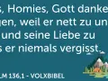 Los, Homies, Gott danke sagen, weil er nett zu uns ist, und seine Liebe zu uns er niemals vergisst. Psalm 136,1. Nachtszene mit Zelt und Bergen.
