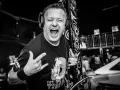 DJ Hazel z mikrofonem i słuchawkami, krzyczy do publiczności. Ile zarabia? Tego nie wiemy, ale na pewno daje czadu!