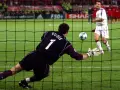 Bramkarz Dudek broni rzut karny w meczu Liverpool Milan 2005.