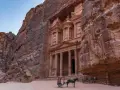 Petra, Jordania. Loty do tego cudu architektury to marzenie. Dwa zaprzęgi konne czekają przed wykutym w skale Skarbcem.