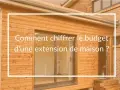 Une extension de maison en bois avec une grande baie vitrée. Le texte indique "Comment chiffrer le budget d'une extension de maison ?", un guide pour estimer le tarif agrandissement maison.