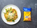 Pyszny makaron orzo z warzywami i serem, obok paczka jajecznej "ryżowej" Lubelli.