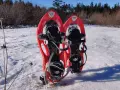 Raquettes TSL 305 rouges prêtes pour une aventure hivernale dans la neige.
