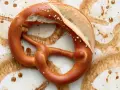 Frisch gebackene Brezel mit grobem Salz, bereit zum Genuss. Perfekt für alle, die gerne Lauge selber machen.