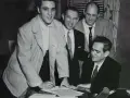 Elvis Presley unterschreibt Dokumente, ein wichtiger Schritt für seinen späteren Elvis Presley net worth.