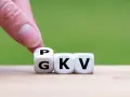 Finger dreht Würfel von "P" zu "G". Die Würfel zeigen "GKV". Das steht für eine gute Wahl bei der teilzeit krankenversicherung.