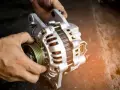 Uszkodzony alternator? Poznaj objawy, diagnozę i koszty!