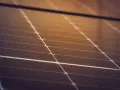Zbliżenie na panel fotowoltaiczny. Pamiętaj o zgłoszeniu instalacji, by uniknąć kary za nie zgłoszenie instalacji fotowoltaicznej do straży.