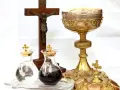 Kielich, krzyż, hostie i ampułki z winem i wodą. Zastanawiasz się, ile kosztuje msza gregoriańska na Jasnej Górze?