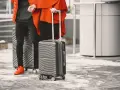 Para podróżnych z walizkami, idealnymi jako easyjet bagaż podręczny, gotowi na zimową podróż.