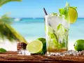 Orzeźwiający mohito drink co zamiast rumu? Idealny na plażę, z limonką i miętą, na drewnianym blacie, z widokiem na morze.
