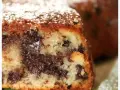 Gâteau sans oeuf aux pépites de chocolat, saupoudré de sucre glace. Un délice moelleux et gourmand.