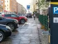 Parking w mieście, gdzie można sprawdzić opinię o kierowcy i zapłacić za postój.