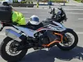 Motocykl KTM 790 Adventure gotowy na przygodę po NC500 Szkocja. Kask i jaskrawożółty pokrowiec na bagaż czekają na start.