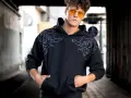 Czarna bluza: Jakie spodnie wybrać, by zawsze wyglądać stylowo?