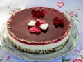 Himbeer Mohn Torte mit frischen Beeren und Herz-Gelees. Ein süßer Genuss für besondere Anlässe.