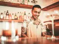 Barman w Grecji: Zarobki do 2500€! Ile zaoszczędzisz?