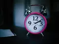 Różowy budzik na stoliku przypomina o zbliżającej się ciszy nocnej. Czas na sen.