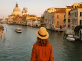 Una donna con cappello di paglia ammira il Canal Grande, un perfetto week end a Venezia.