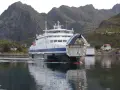 Prom "Værøy" wpływa do portu, mijając malownicze domki. Długość rejsu z Polski do Norwegii zależy od trasy.
