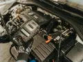 Mechanik sprawdza czujnik halla objawy za pomocą testera.