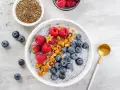 Pudding chia z mascarpone, malinami i borówkami. Idealny deser keto, który zachwyca smakiem i wyglądem.
