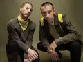 Tyler Joseph i Josh Dun, duet znany z tworzenia wyjątkowych twenty one pilots utworów, pozują w charakterystycznych strojach.