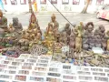 Stoisko z pamiątkami z Tajlandii: figurki Buddy, mnichów i amulety. Idealne, co przywieźć z tajlandii.