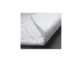 Acolchado blanco y voluminoso, ideal para aislamiento térmico. Descubre qué es Thinsulate y su versatilidad.