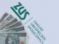 Pieniądze na tle logo ZUS. Zastanawiasz się nad swoim subkontem ZUS i przyszłością?