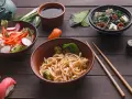 Sos sojowy do czego? Do makaronu z brokułami, zupy miso, sałatki z rzodkiewką i sushi. Pyszny azjatycki posiłek.