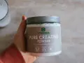 En hand håller en burk med Vitaprana Pure Creatine Powder. Kan vara ett komplement för den som vill ha **kreatin viktnedgång**.