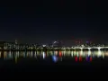 Nocny widok na Seul z rzeką Han, mostem i wieżą Namsan. Światła miasta odbijają się w wodzie, tworząc magiczny krajobraz. Itaewon tętni życiem.