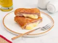 Dos deliciosos cordon bleu Francia, crujientes por fuera y con queso fundido desbordándose. ¡Un manjar!