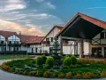 Malowniczy mikołajki resort spa z charakterystyczną architekturą i zadbanym ogrodem.
