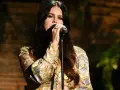Artystka śpiewa, dedykując piosenkę dla wyjątkowego mężczyzny. Jej dłoń z pierścionkiem spoczywa na mikrofonie.