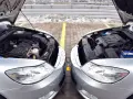 Dwa silniki samochodowe, jeden diesel, drugi benzyna, stoją obok siebie. Różnice w budowie są widoczne, choć oba napędzają auta.