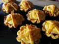 Leipziger Lerchen Rezept: goldbraune, kleine Törtchen mit Gittermuster aus Teig, gefüllt mit einer hellen Masse.
