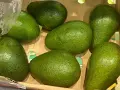 Siedem dojrzałych awokado w kartonie. Idealny czas na guacamole, bo to sezon na awokado!