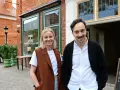 Zwei Personen vor dem "Bussi & Amore" im Holländischen Viertel Potsdam.
